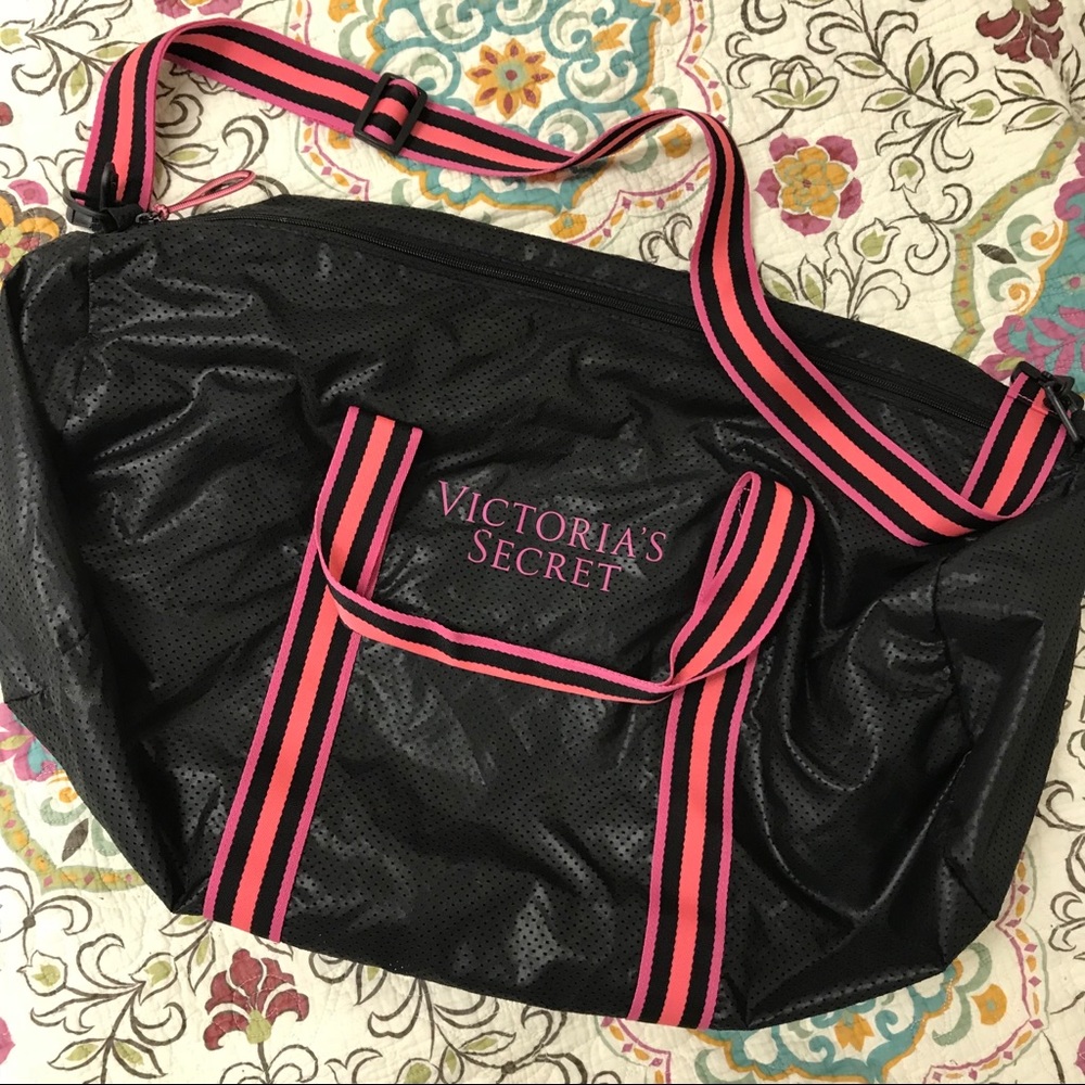 NWT V/S 80’s Inspired “RETRO” Duffle Bag 😎
